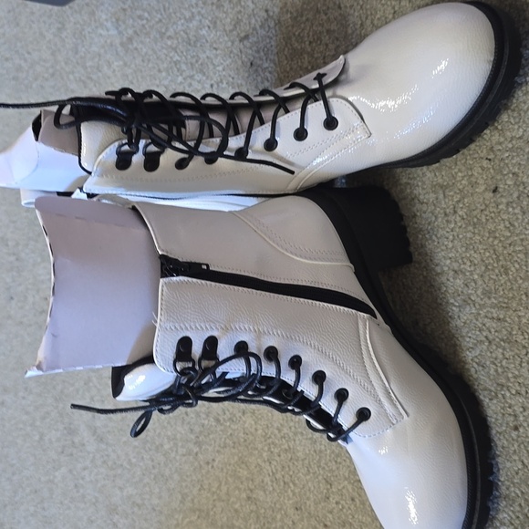 🆕️🆕️sz 8.5 white shiny boots - Picture 1 of 5